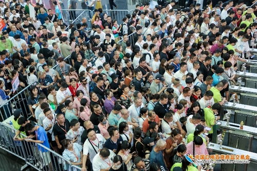 人流如潮星聚上海 第116屆中國日用百貨商品交易會盛大開幕