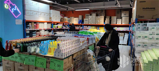 超市、折扣倉(cāng)年貨上新!市民趁假期整箱整箱往家搬