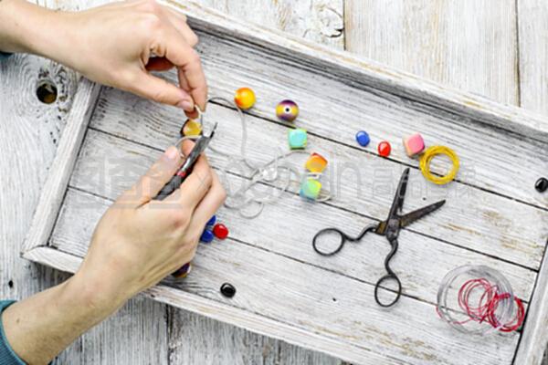 匠心獨運 手工珠寶的藝術(shù)之光與廣告設(shè)計的靈感交響